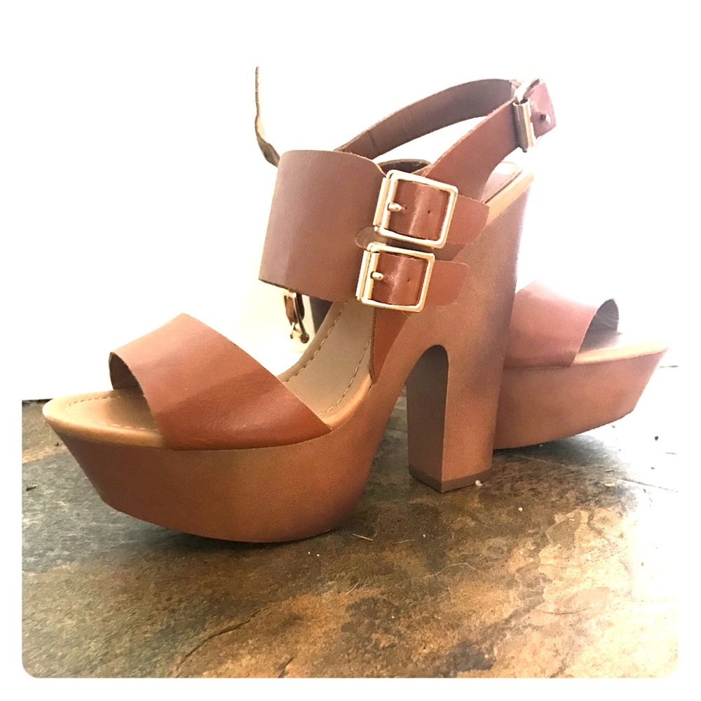 NWOT brown faux leather chunky heels